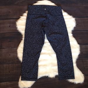 Lululemon patterned yoga crop pants 💕